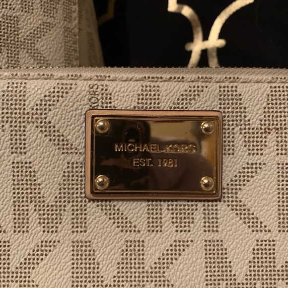 ⭐️SOLD⭐️Michael Kors Vanilla Tote and Wallet - Picture 7 of 8